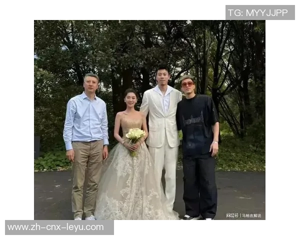 郭艾伦亲密依偎美女曝光身高超170白皙甜美展现御姐风范